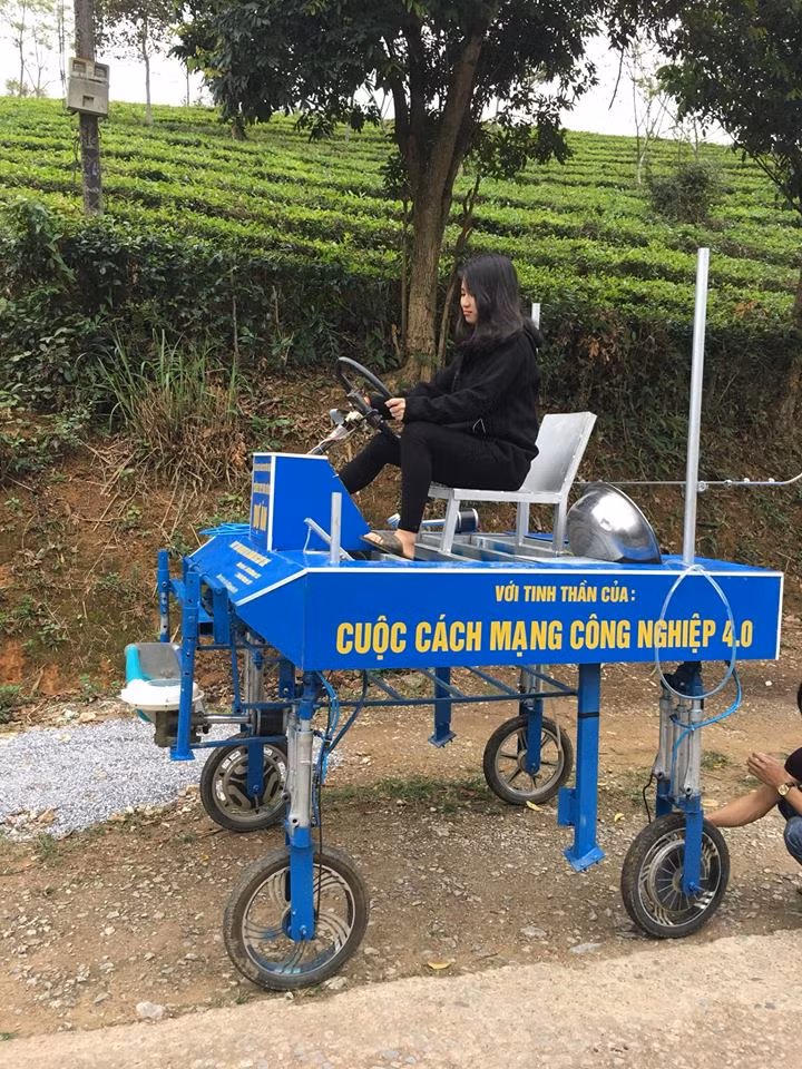 Chiếc máy được thử nghiệm tại các đồi chè ở Sơn Dương Chiếc máy được thử nghiệm tại các đồi chè ở Sơn Dương