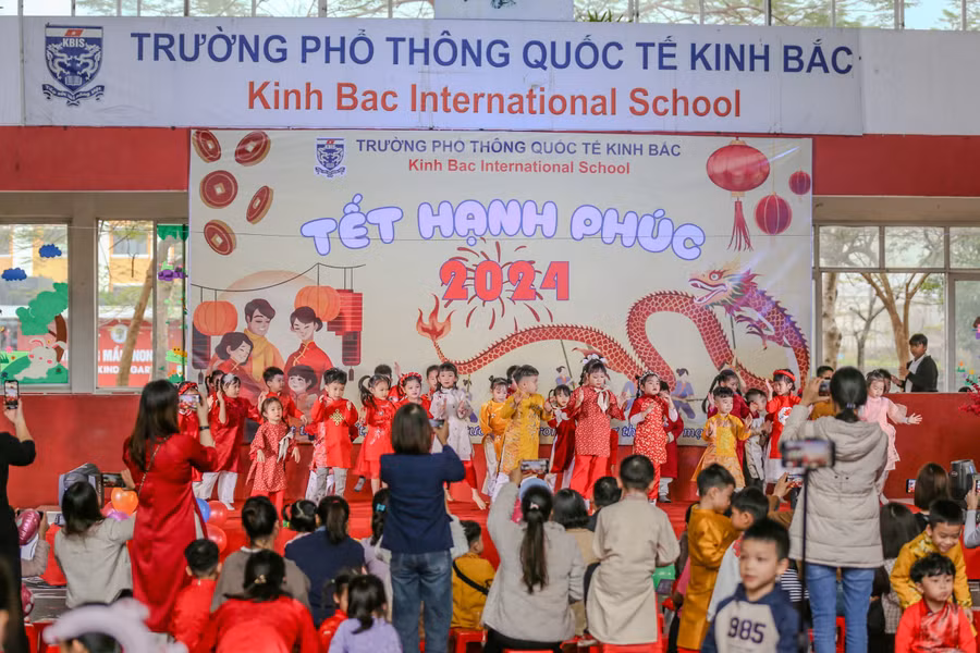Sôi động với các tiết mục văn nghệ.