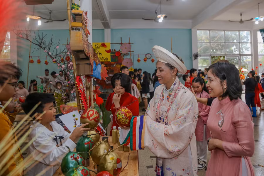 Sản phẩm trái dừa Tết được học sinh trang trí đẹp mắt.