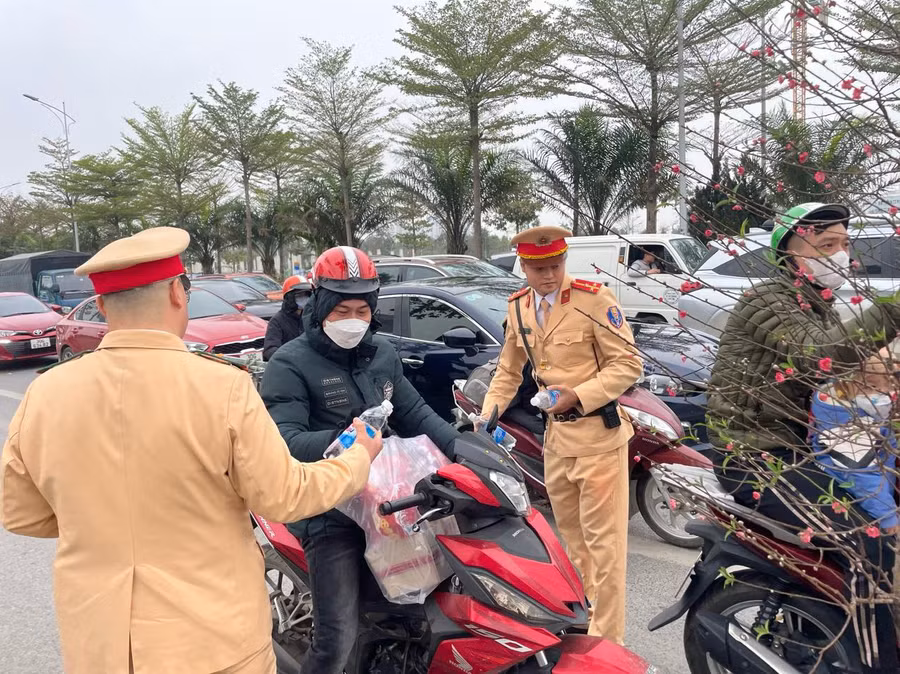 CSGT hỗ trợ người dân về quê đón Tết. CSGT hỗ trợ người dân về quê đón Tết.