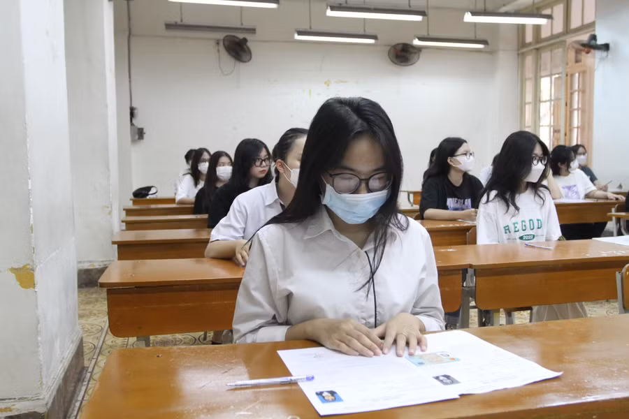 Thí sinh Hà Nội làm thủ tục dự thi tốt nghiệp THPT 2022