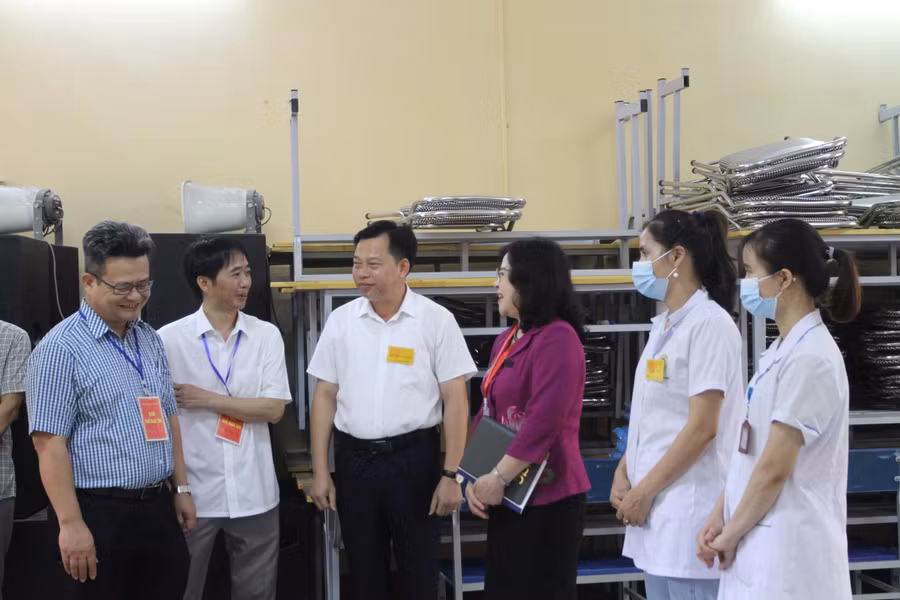 Thứ trưởng Ngô Thị Minh kiểm tra công tác chuẩn bị cơ sở vật chất tại Trường THPT Thanh Miện.