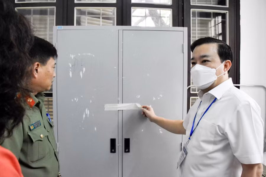 Phó Chủ tịch UBND TP Hà Nội Chử Xuân Dũng kiểm tra phòng bảo quản đề thi, bài thi