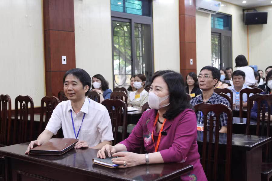 Thứ trưởng Ngô Thị Minh giám sát các quy trình tại điểm thi Trường THPT Thanh Miện 3.