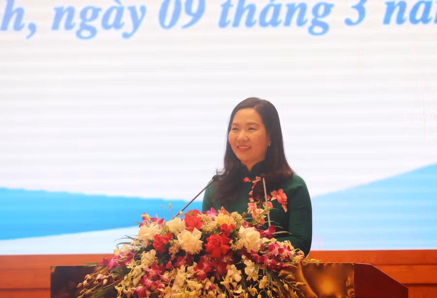 Bà Nguyễn Thị Hạnh, Phó Chủ tịch UBND tỉnh Quảng Ninh, Chủ tịch Hội Khuyến học tỉnh, phát biểu tại hội nghị.