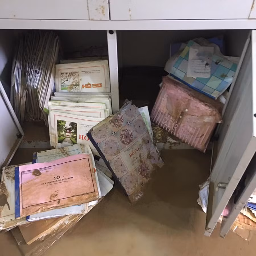 Giáo án, hồ sơ học sinh cũng bị hư hỏng.