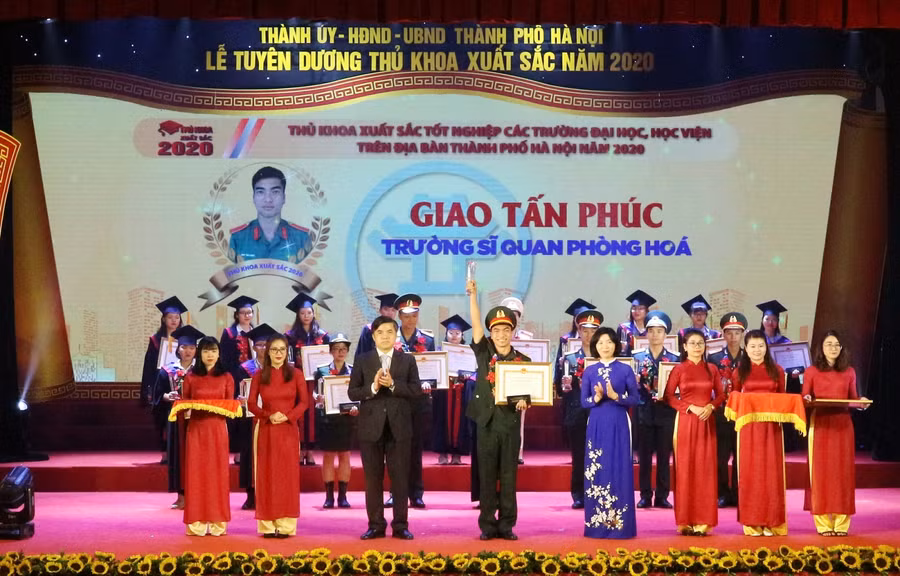 Ông Bùi Văn Linh - Vụ trưởng Vụ Giáo dục Chính trị và Công tác Học sinh sinh viên (Bộ GD&amp;ĐT) và bà Phùng Thị Hồng Hà - Phó Chủ tịch HĐND TP Hà Nội trao bằng khen cho các thủ khoa.