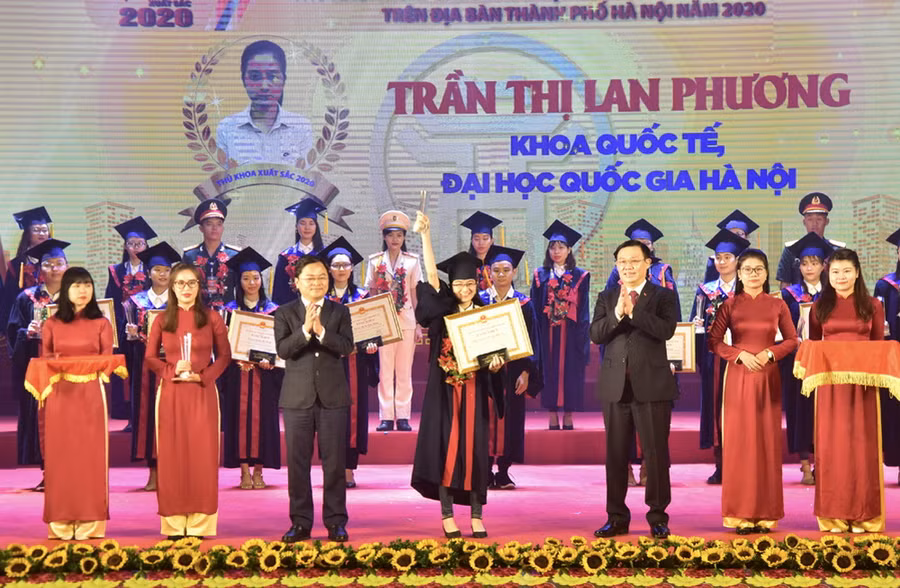 Bí thư Thành ủy Hà Nội Vương Đình Huệ và Phó Bí thư Thường trực Trung ương Đoàn Nguyễn Anh Tuấn trao bằng khen cho các thủ khoa. 