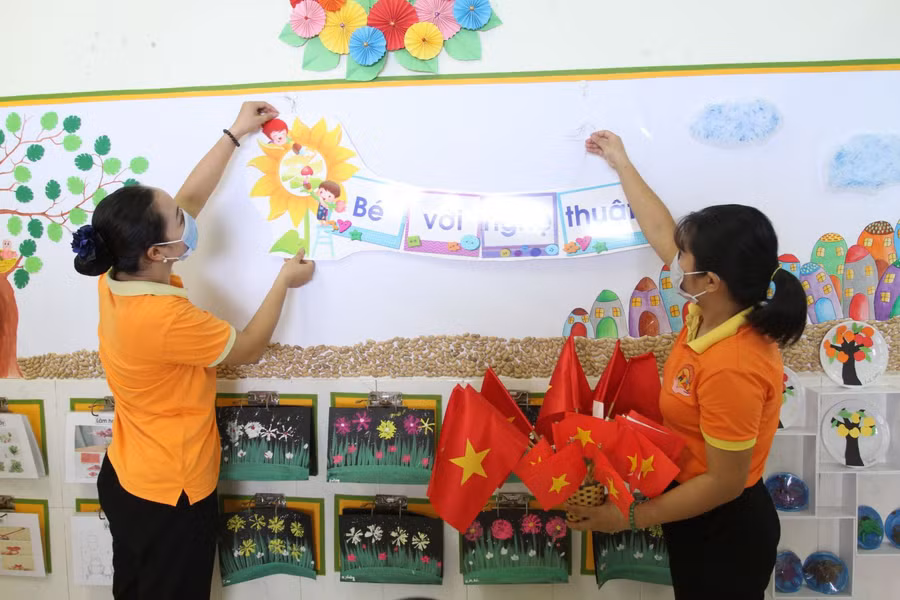 Giáo viên trường mầm non Văn Khê (quận Hà Đông) trang trí lớp học, sẵn sàng cho lễ khai giảng
