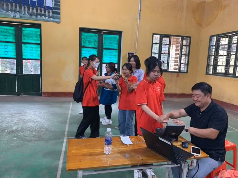 Công an làm thủ tục cấp thẻ CCCD gắn chíp cho học sinh. 