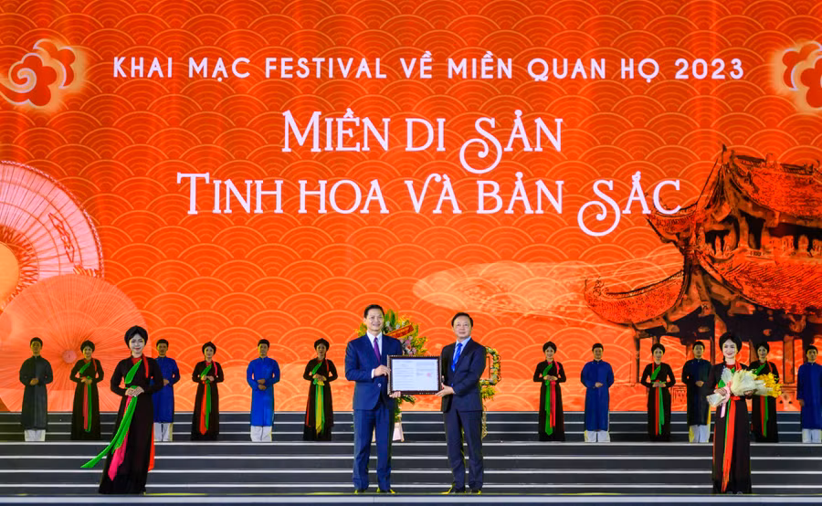 Ủy viên Trung ương Đảng, Phó Thủ tướng Chính phủ Trần Hồng Hà trao quyết định công nhận 3 hiện vật của tỉnh Bắc Ninh là bảo vật quốc gia.