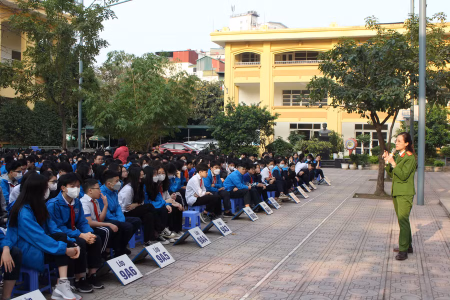 Thiếu tá Nguyễn Thu Hà - Trinh sát viên Phòng Cảnh sát điều tra tội phạm về ma túy (Công an TP Hà Nội) phổ biến giáo dục pháp luật cho gần 1300 học sinh trường THCS Nguyễn Công Trứ.