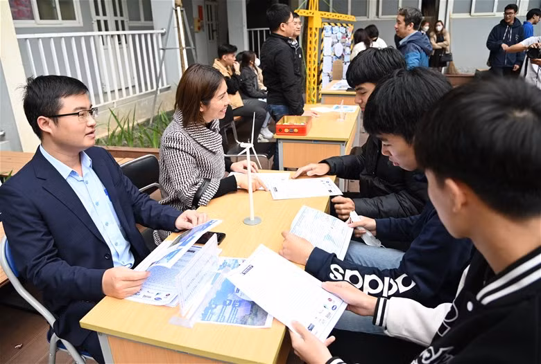 Thầy cô Trường Đại học Điện lực tư vấn hướng nghiệp cho học sinh lớp 12 đến thăm quan tại trường. Thầy cô Trường Đại học Điện lực tư vấn hướng nghiệp cho học sinh lớp 12 đến thăm quan tại trường.