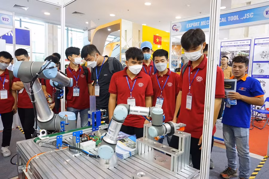 Sinh viên HHT tại các giờ học thực hành.