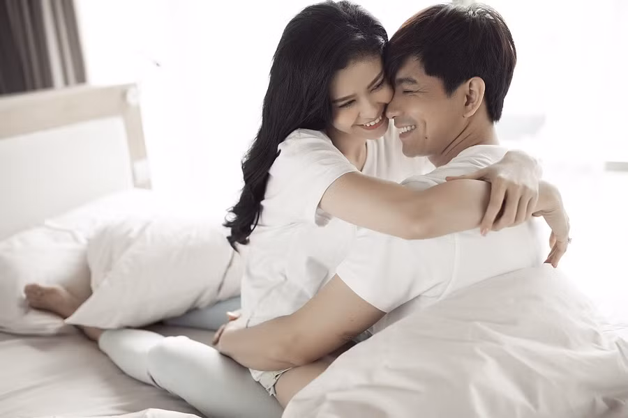 Một người đàn ông tử tế sẽ không bao giờ sử dụng vũ lực với bất cứ người phụ nữ nào chứ đừng nói đến người phụ nữ của mình