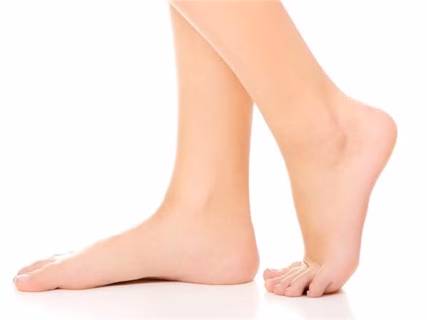 4 kiểu bàn chân chỉ có ở người phụ nữ giàu sang, phú quý ảnh 1 Phụ nữ có bàn chân nhỏ nhắn nhưng lòng bàn chân dày chính là người ngay thẳng, thật thà, cuộc đời luôn “xuôi chèo mát mái”