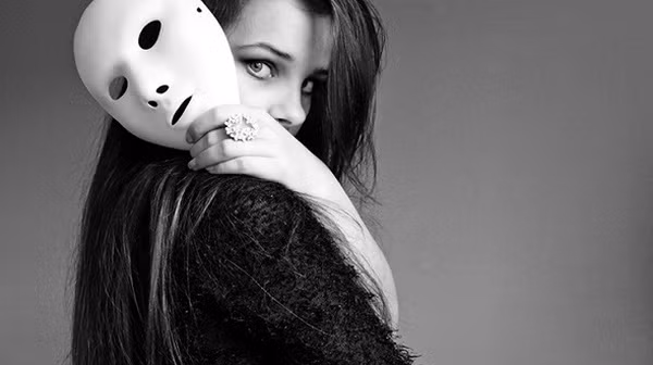 Với người hai mặt, bạn càng ít tiếp xúc thì càng tốt 