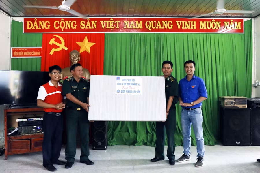 Tuổi trẻ KVT tặng tivi cho chiến sĩ Đồn Biên phòng Côn Đảo