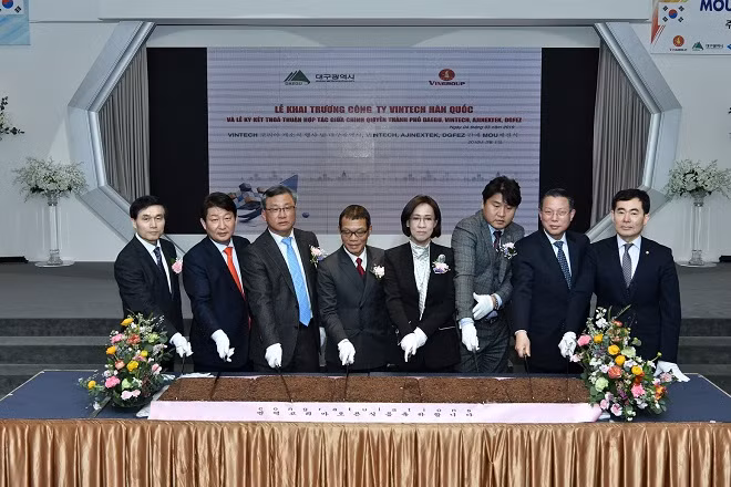 Lãnh đạo Tập đoàn Vingroup cùng các vị quan khách cắt bánh chính thức khai trương văn phòng đầu tiên tại nước ngoài. Lãnh đạo Tập đoàn Vingroup cùng các vị quan khách cắt bánh chính thức khai trương văn phòng đầu tiên tại nước ngoài.