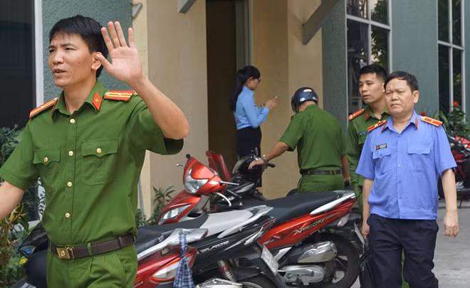 Công an và Viện Kiểm sát tố cao rời khỏi căn hộ của ông Nguyễn Đình Thống sau khi khám xét.