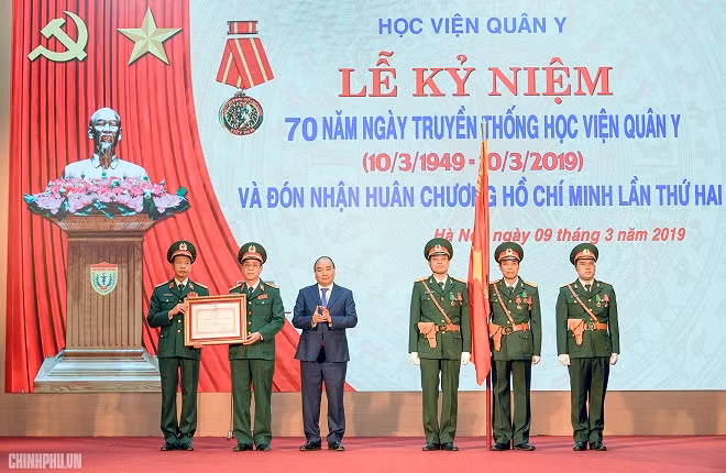 Thay mặt lãnh đạo Đảng, Nhà nước Thủ tướng trao Huân chương Hồ Chí Minh cho Học viện Quân Y. Ảnh VGP/Quang Hiếu