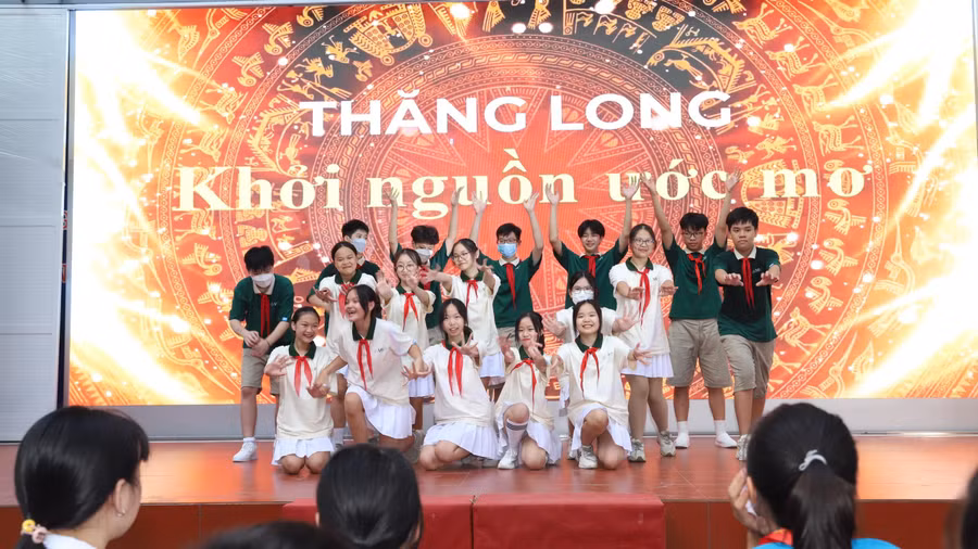 Trường THCS Thăng Long sử dụng hiệu quả màn hình Led trong hoạt động ngoại khóa.