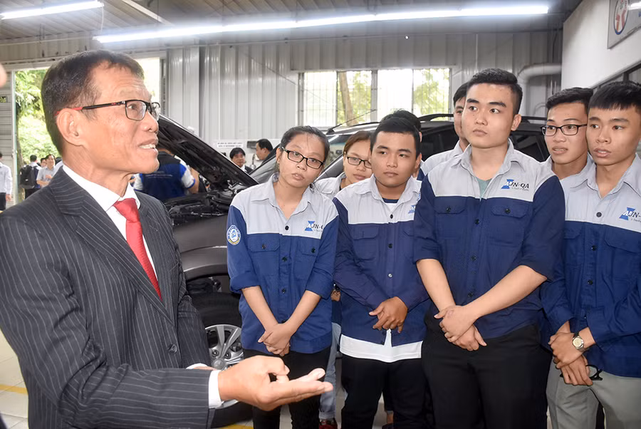 Ông Võ Quang Huệ trao đổi với sinh viên ngành Công nghệ ô tô HCMUTE. Ảnh: Công Chương.