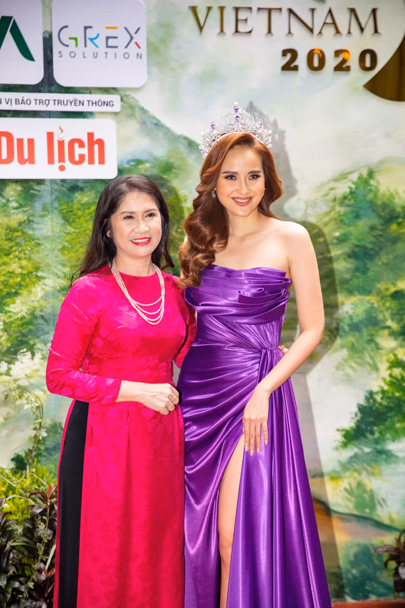 Phó chủ tịch UBND Tỉnh Đắk Nông Tôn Thị Ngọc Hạnh chụp ảnh với Hoa khôi Đỗ Trần Khánh Ngân.