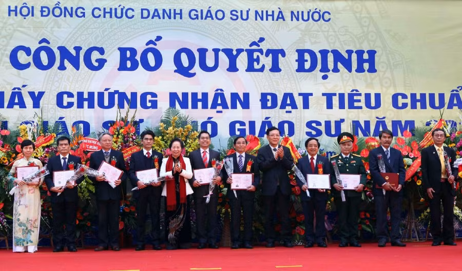 Phó Chủ tịch nước Nguyễn Thị Doan, Bộ trưởng Phạm Vũ Luận trao chứng nhận cho các GS, PGS