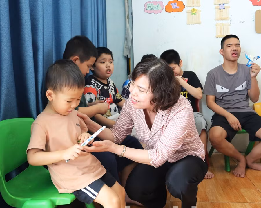 Phó Chủ tịch Thường trực HĐND tỉnh Bắc Ninh - Trần Thị Hằng ân cần thăm hỏi các em tại Trung tâm.