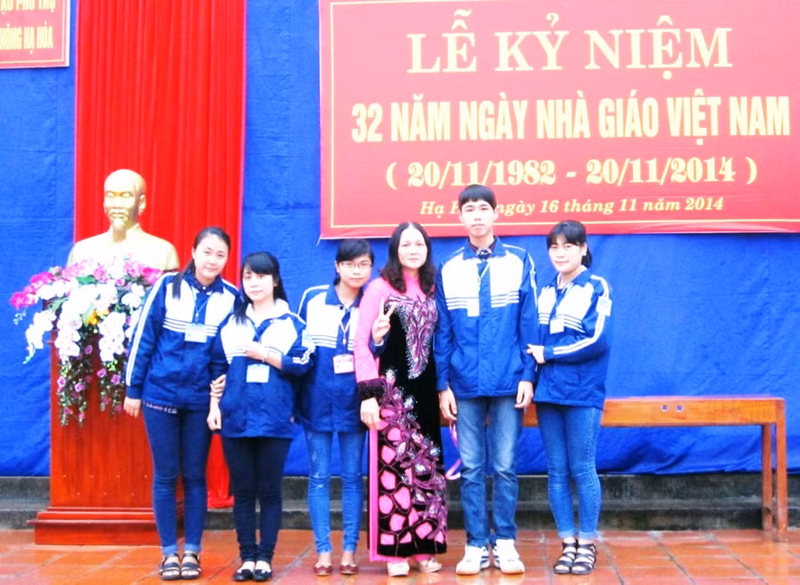 Cô giáo Lê Thị Thanh Vân cùng HS đội tuyển HS giỏi môn Lịch sử do cô phụ trách