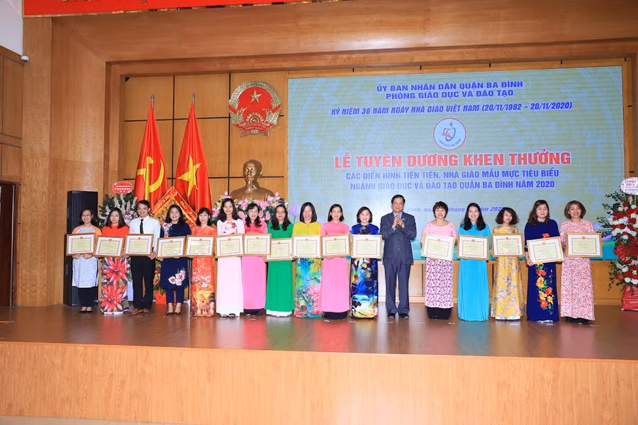 Cá nhân, tập thể được khen thưởng tuyên dương tại buổi lễ.