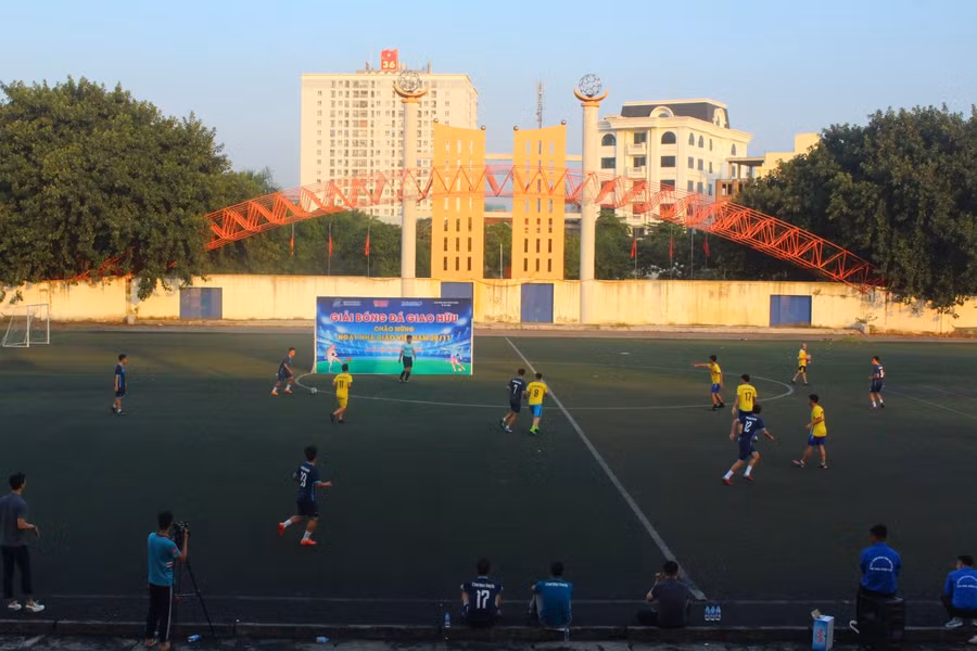Các cầu thủ "cháy hết mình" thi đấu trên sân.