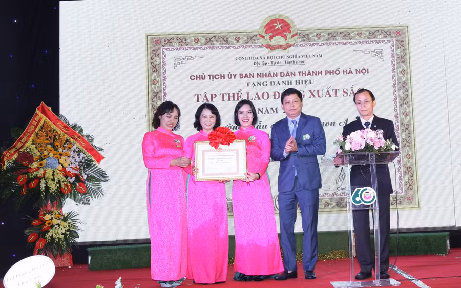 Chủ tịch UBND quận Ba Đình Tạ Nam Chiến trao danh hiệu Tập thể Lao động xuất sắc cho Ban Giám hiệu Trường Mẫu giáo Mầm non A.