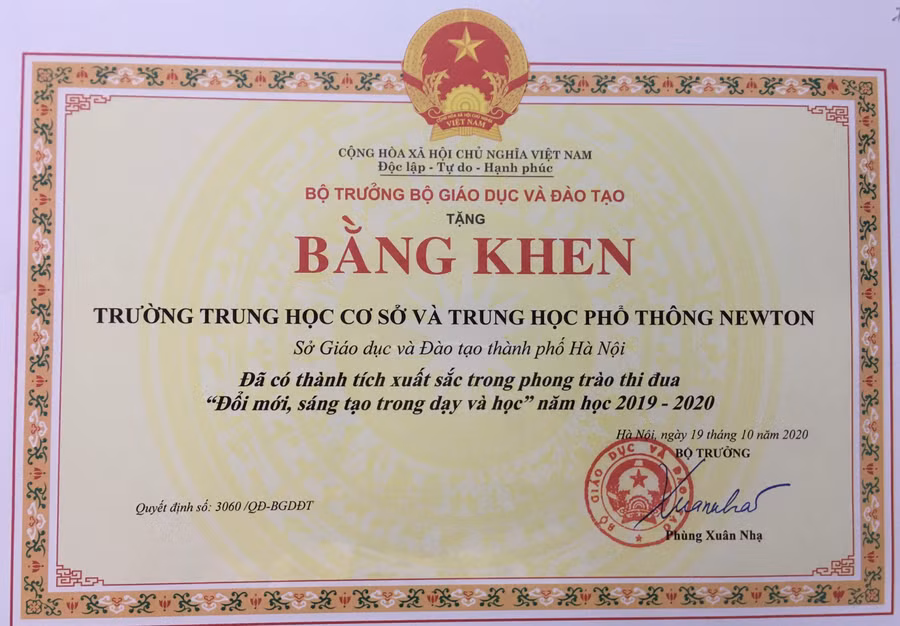 Trường THCS - THPT Newton vinh dự đón nhận Bằng khen của Bộ GD&amp;ĐT. Ảnh nhà trường cung cấp