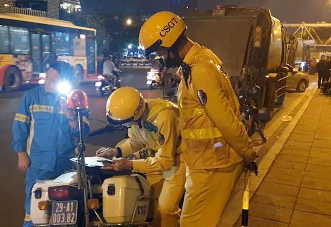 Thời gian qua lực lượng CSGT xử phạt xe môi trường vi phạm.