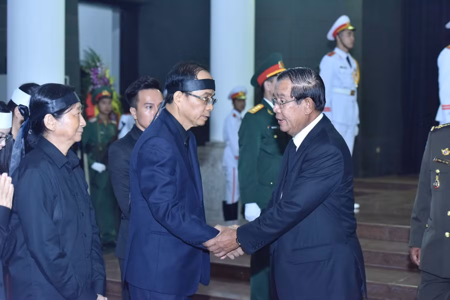 Thủ tướng Vương quốc Campuchia Samdech Techo Hun Sen làm Trưởng đoàn vào viếng và chia buồn cùng gia quyến nguyên Chủ tịch nước Lê Đức Anh. Ảnh VGP/Nhật Bắc