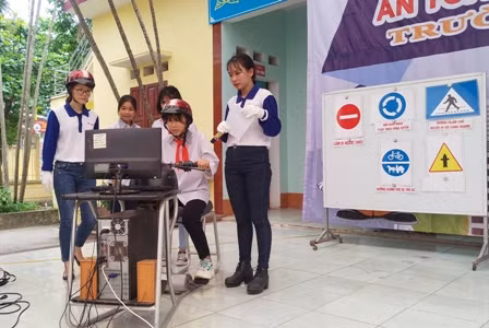 HS thực hành đúng thao tác trên máy kỹ năng tham gia giao thông