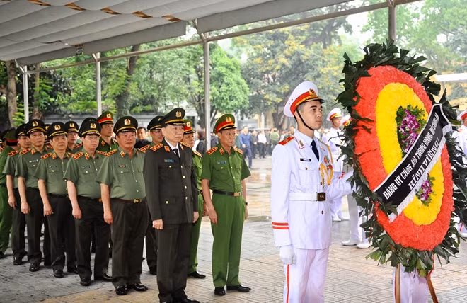 Đoàn Đảng ủy Công an Trung ương, Bộ Công an do đồng chí Đại tướng Tô Lâm, Ủy viên Bộ Chính trị, Bí thư Đảng ủy Công an Trung ương, Bộ trưởng Bộ Công an làm trưởng đoàn vào viếng nguyên Chủ tịch nước, Đại tướng Lê Đức Anh. Đoàn Đảng ủy Công an Trung ương, Bộ Công an do đồng chí Đại tướng Tô Lâm, Ủy viên Bộ Chính trị, Bí thư Đảng ủy Công an Trung ương, Bộ trưởng Bộ Công an làm trưởng đoàn vào viếng nguyên Chủ tịch nước, Đại tướng Lê Đức Anh.