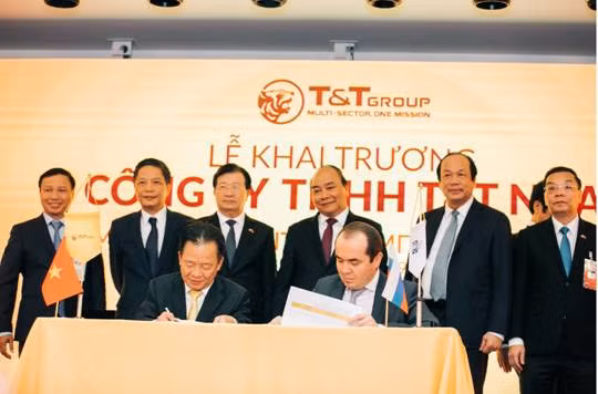 Dưới sự chứng kiến của Thủ tướng Chính phủ Nguyễn Xuân Phúc, Phó Thủ tướng Chính phủ Trịnh Đình Dũng, Bộ trưởng - Chủ nhiệm Văn phòng Chính phủ Mai Tiến Dũng, Bộ trưởng Bộ Công thương Trần Tuấn Anh và Bộ trưởng Bộ Khoa học và Công nghệ Chu Ngọc Anh, Chủ tịch HĐQT kiêm Tổng Giám đốc Tập đoàn T&T Group Đỗ Quang Hiển và đại diện Liên đoàn doanh nghiệp thuộc Liên minh kinh tế Á - Âu (EABU) ký kết chương trình hành động