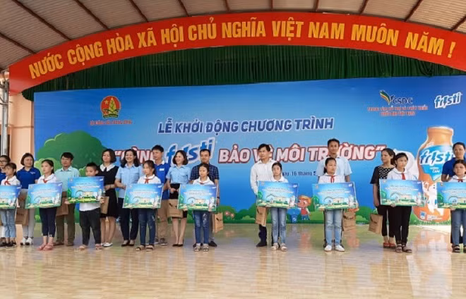 BTC trao quà tặng cho đại diện các trường tham gia chương trình “Cùng Fristi bảo vệ môi trường” năm 2019
