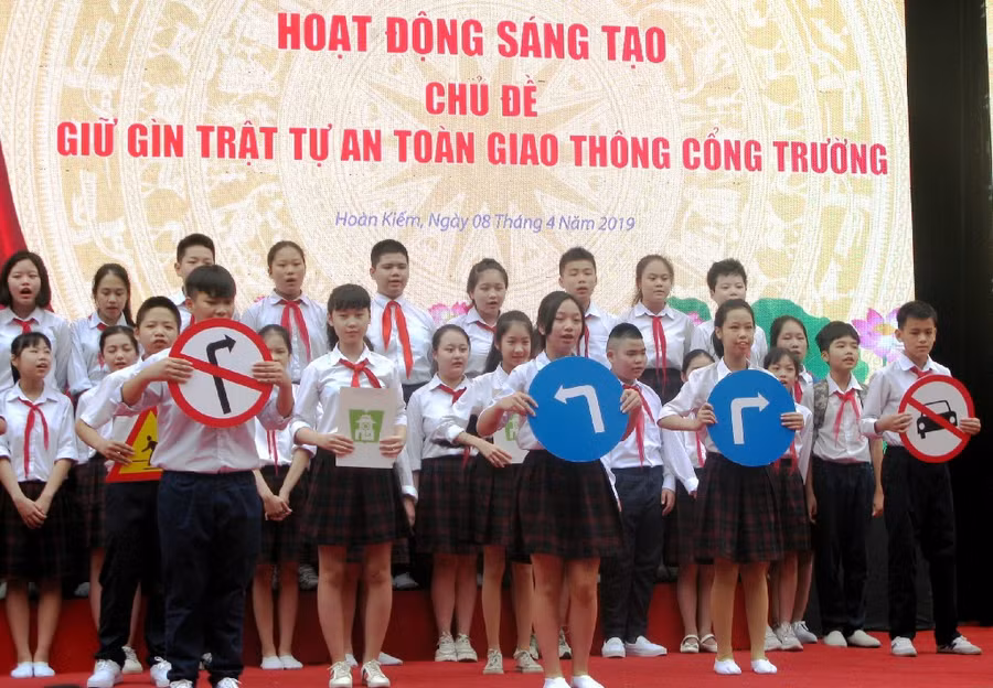 HS tham gia tìm hiểu các kiến thức về an toàn giao thông