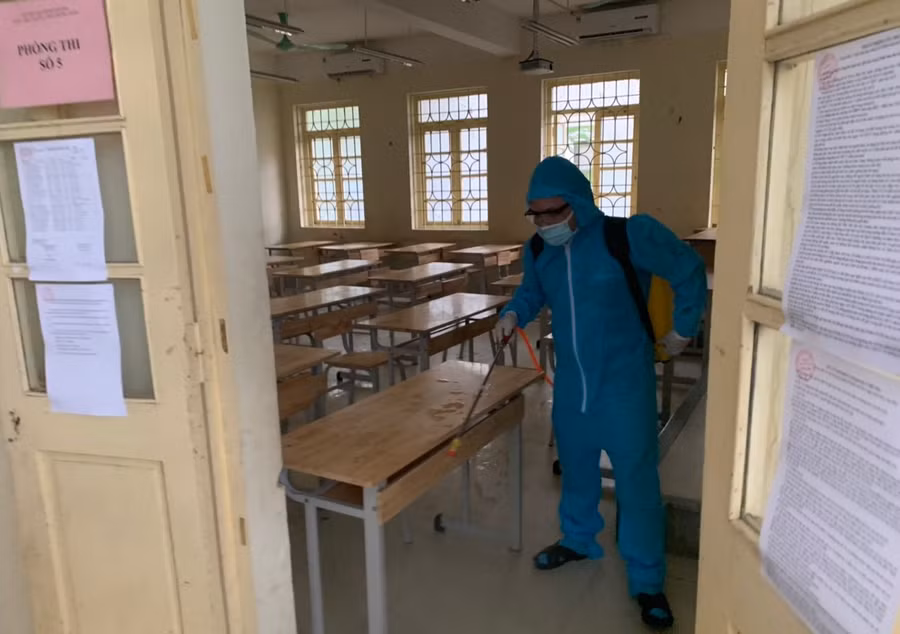 Ngay sau khi buổi thi kết thúc, các điểm thi được phun khử khuẩn phòng dịch Covid-19.