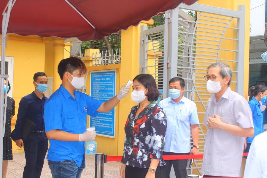 Phó Bí thư Thường trực Thành ủy Nguyễn Thị Tuyến thực hiện đo thân nhiệt phòng dịch Covid-19.