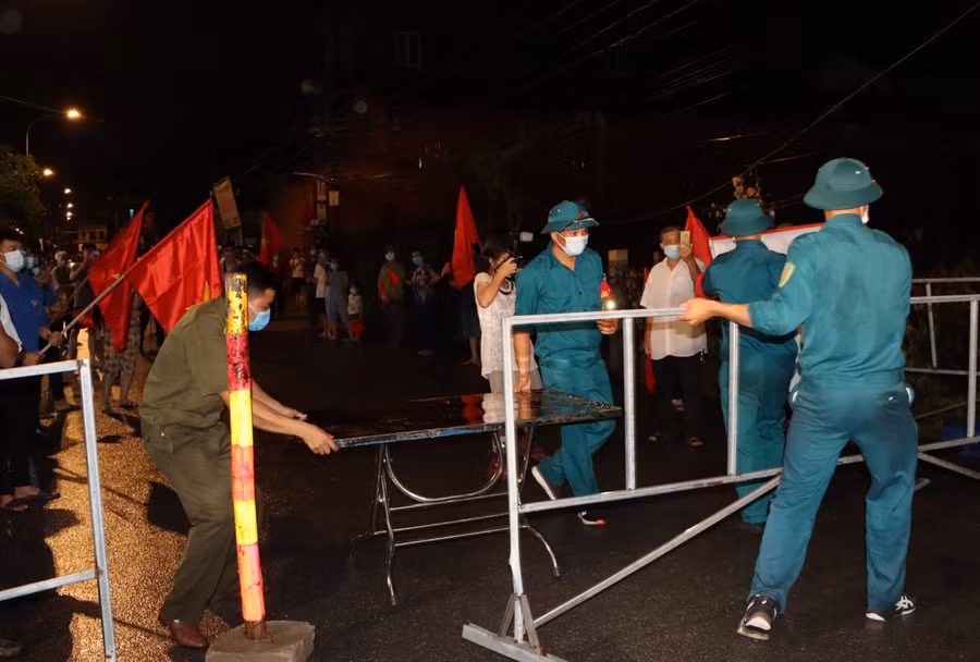 Lực lượng chức năng dỡ phong tỏa điểm cách ly (Ảnh minh họa).