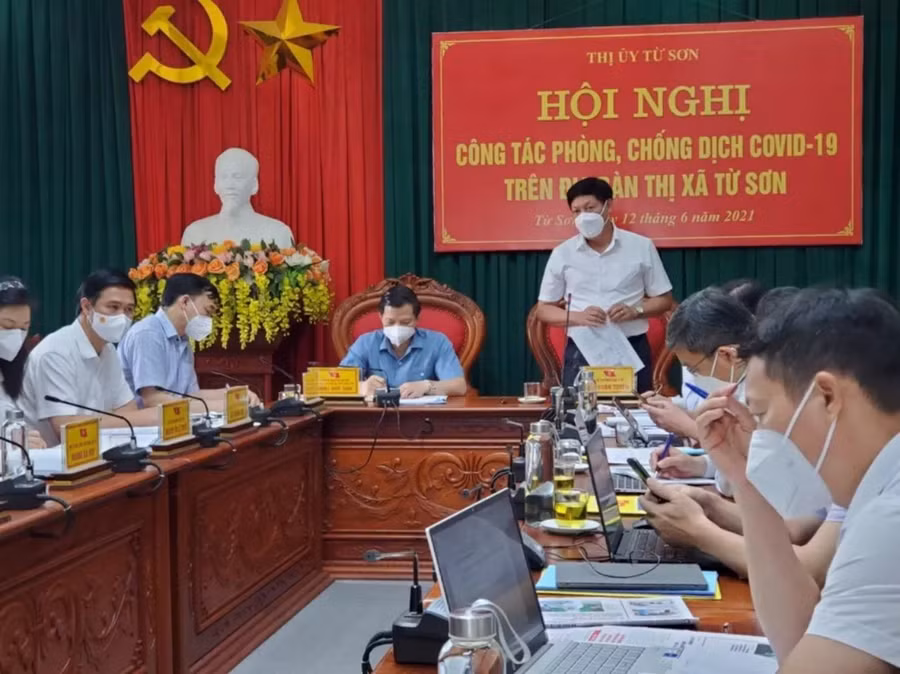 Thứ trưởng Bộ Y tế Đỗ Xuân Tuyên phát biểu tại buổi làm việc với thị xã Từ Sơn.