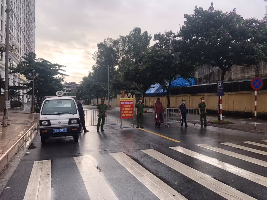 Khu vực cổng trường THPT Nguyễn Trãi - Ba Đình, lực lượng chức năng phường Giảng Võ có mặt phân luồng, đảm bảo ANTT, ATGT hỗ trợ thí sinh vào điểm thi.