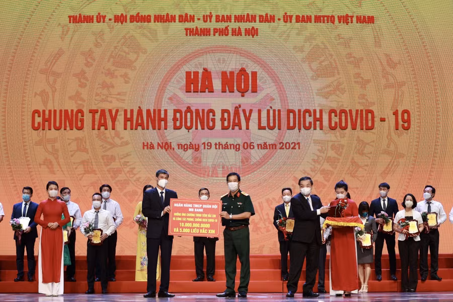 MB “tiếp sức” 10 tỷ đồng cùng Hà Nội chiến thắng Covid-19.