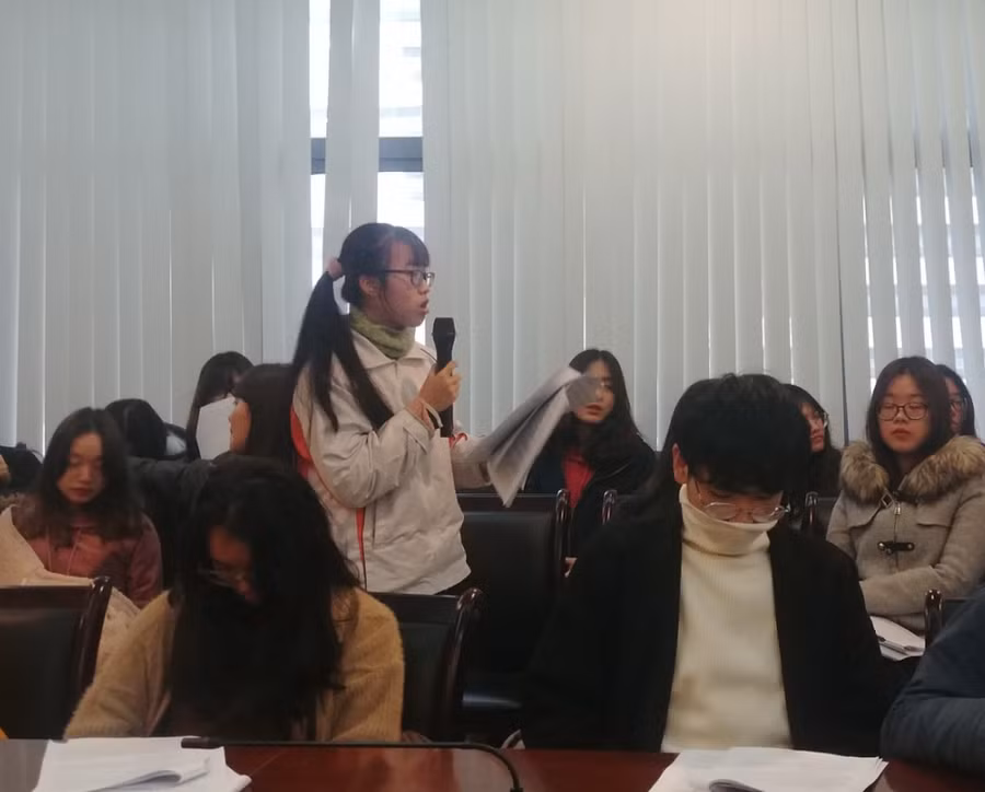 Học sinh phát biểu ý kiến tại buổi tọa đàm