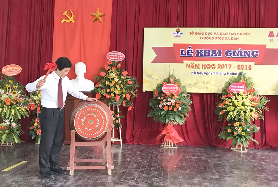 Khai giảng tại ngôi trường hát quốc ca... bằng tay